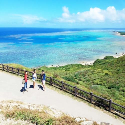 石垣島の景色の良い道を歩くYさん