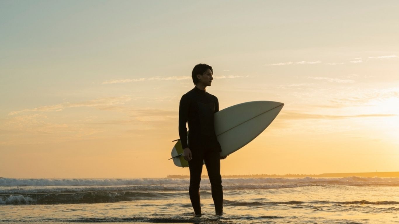 波と暮らす!サーフィンを楽しみながら働けるリゾートバイトの魅力