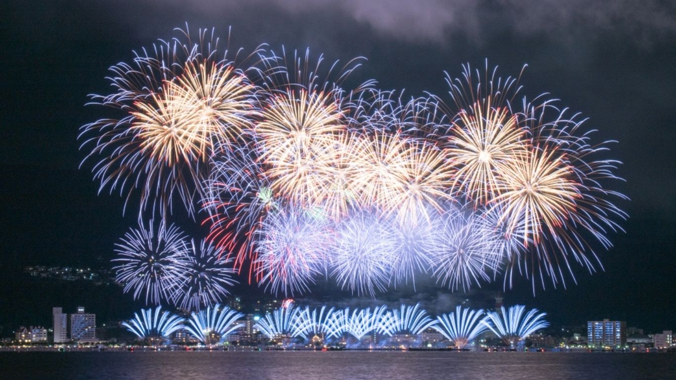 諏訪湖祭湖上花火大会の写真です
