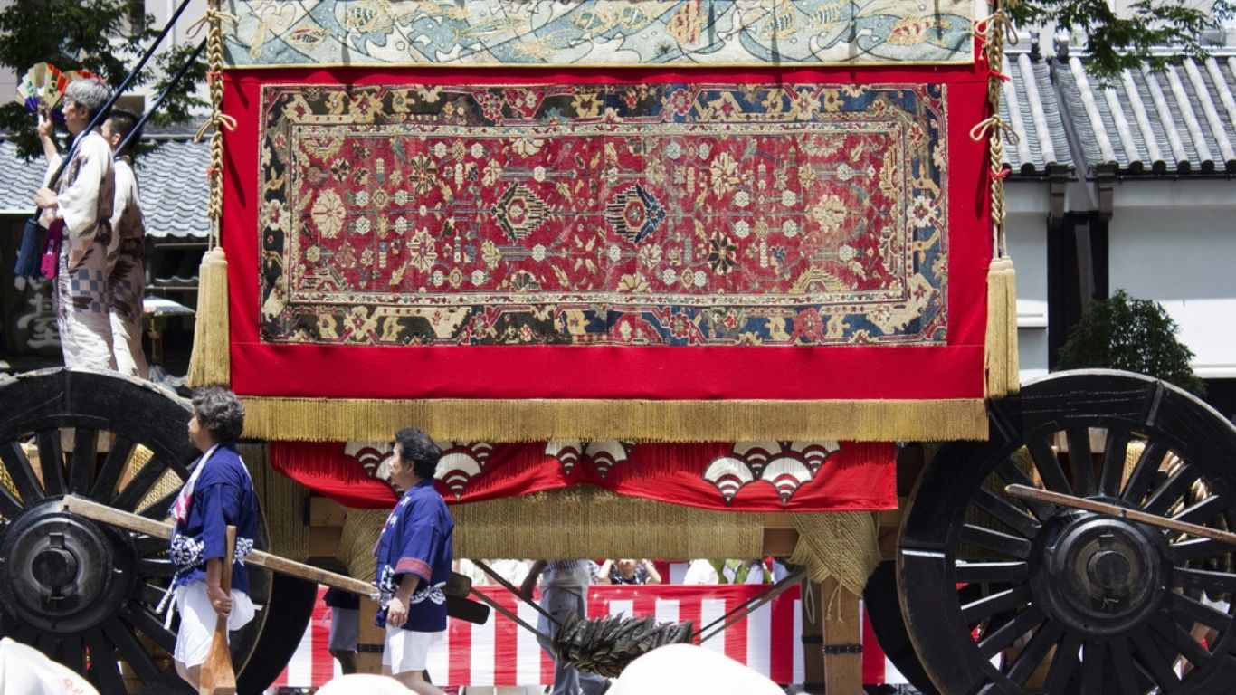 京都祇園祭のパレードの写真です