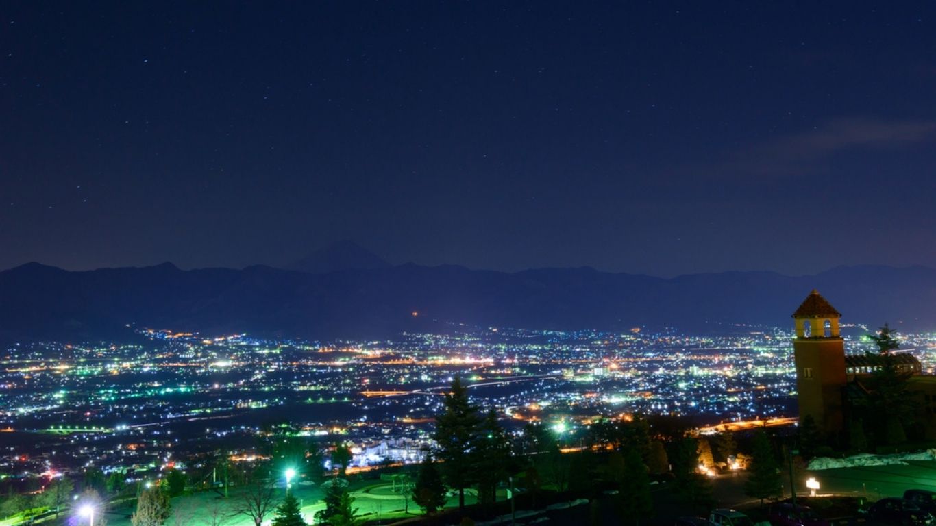 山梨県笛吹川フルーツ公園からの甲府盆地の夜景です