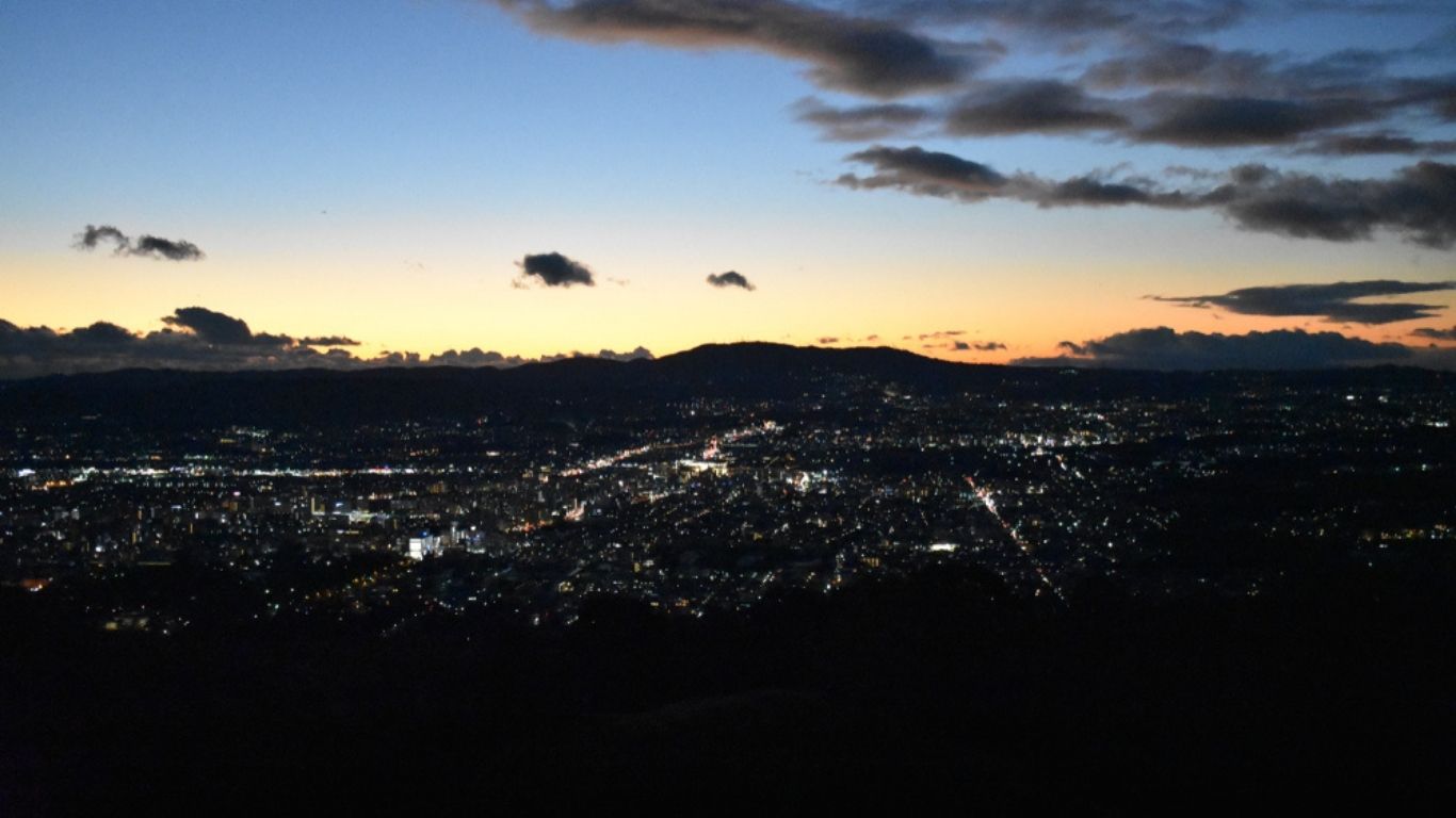 若草山からの奈良盆地の夜景です