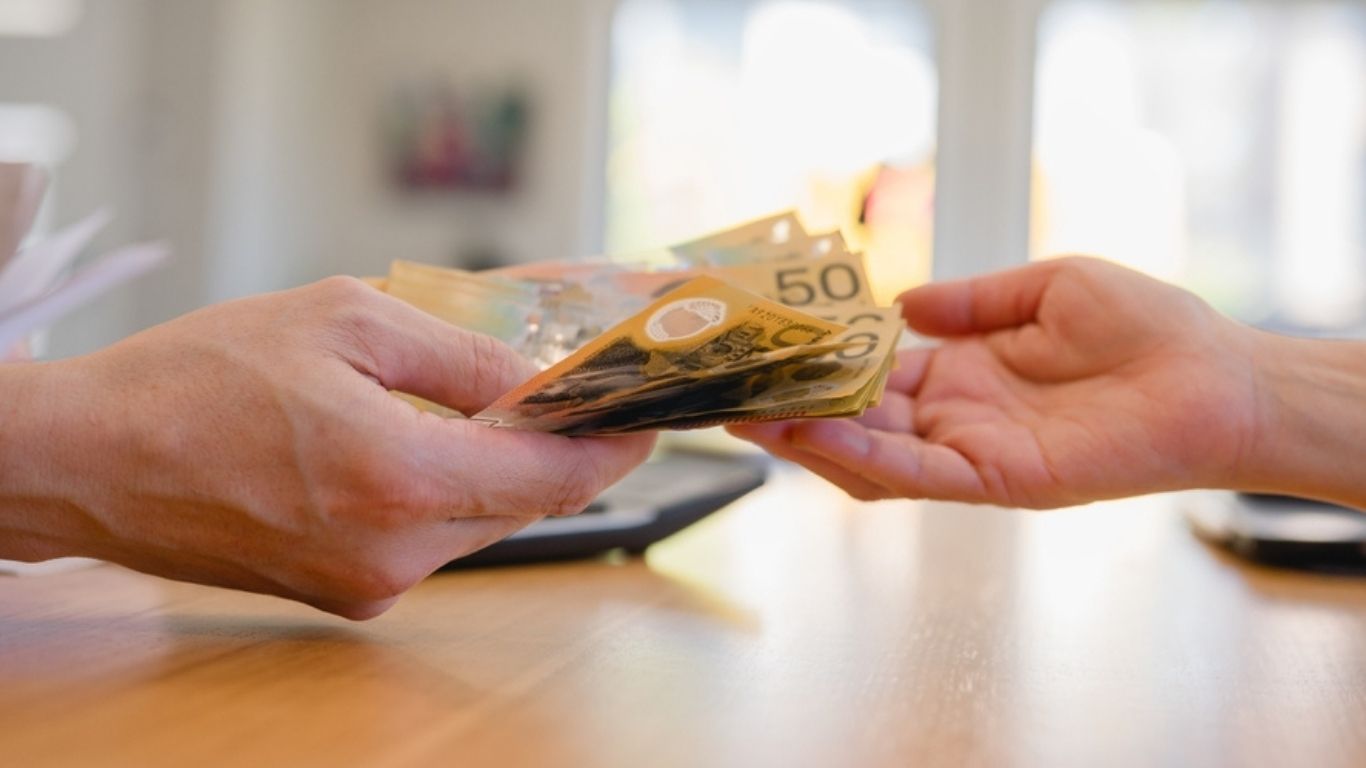 リゾートバイトで「手渡し」は可能？現金支給の実態と安心して働くためのポイント