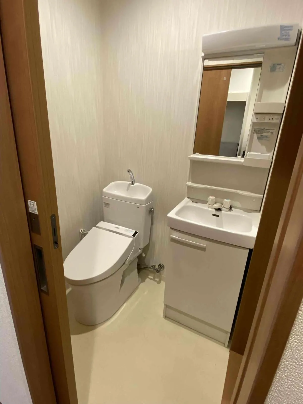 独立洗面台とトイレです！