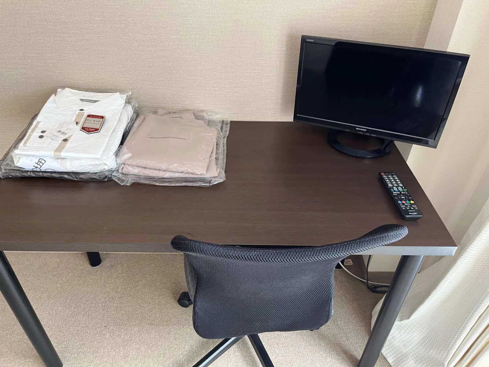 お部屋内には机も完備