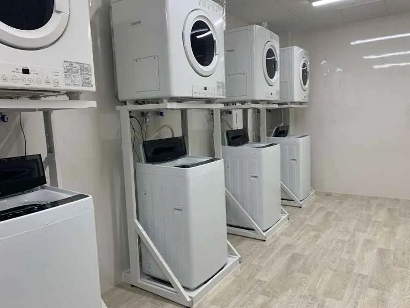きれいな１R個室寮の共同ランドリースペース。