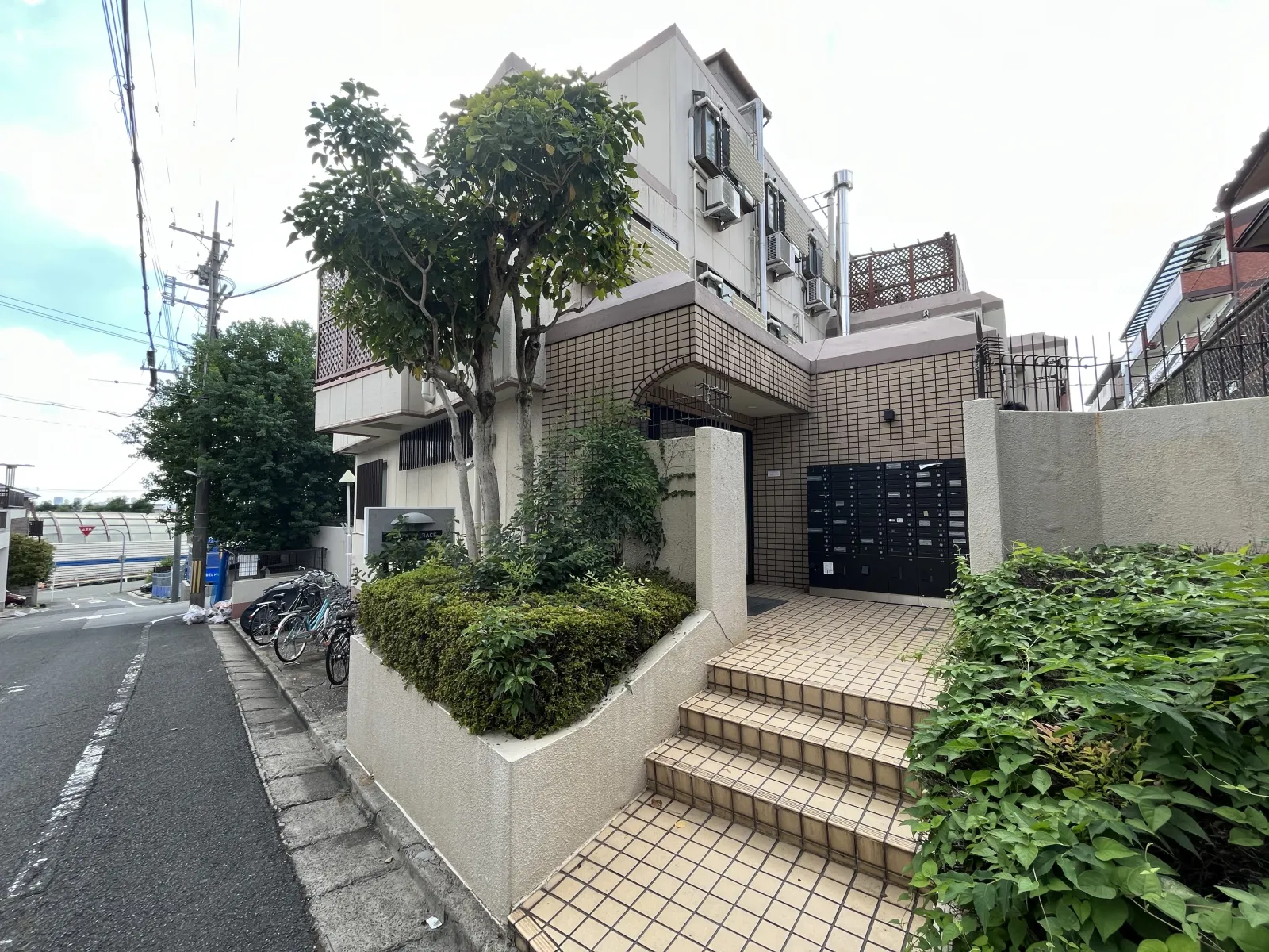 地上3階、地下1階の建物です