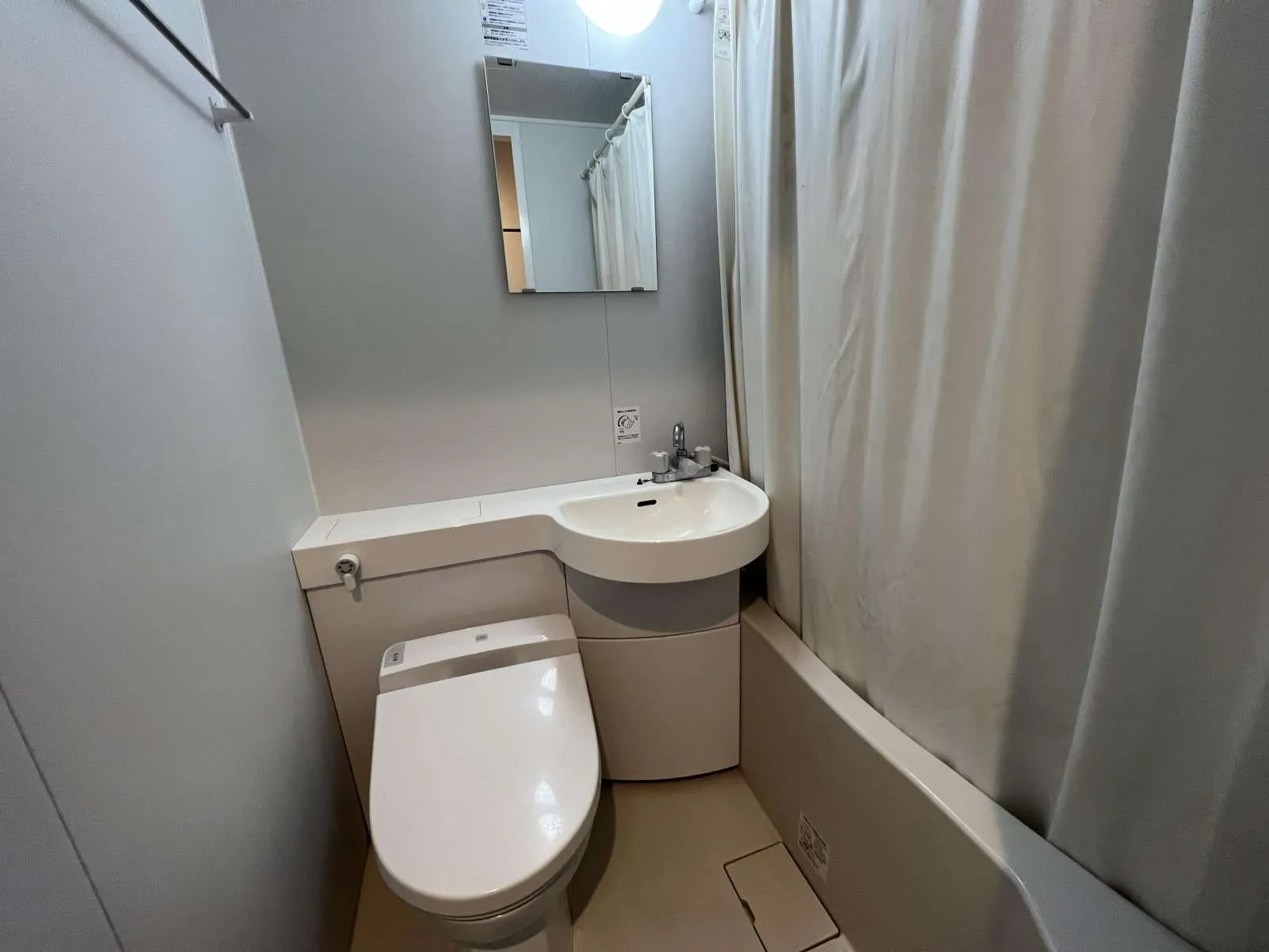 部屋内にバストイレ完備しております。