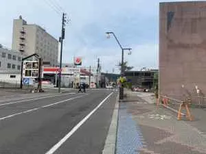 ホテル目の前の通り　飲食店等もございます。