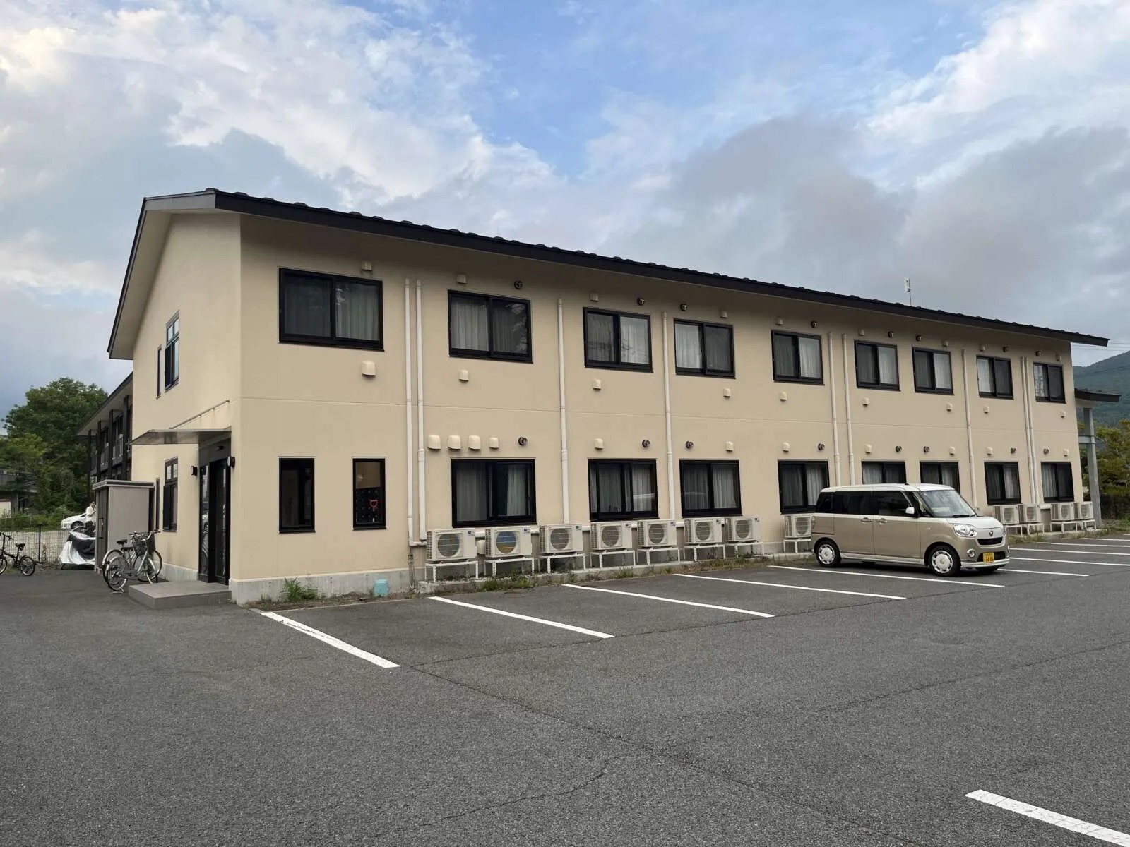 寮外観です！1Fが男性・2Fが女性で分かれており、30室以上あり！