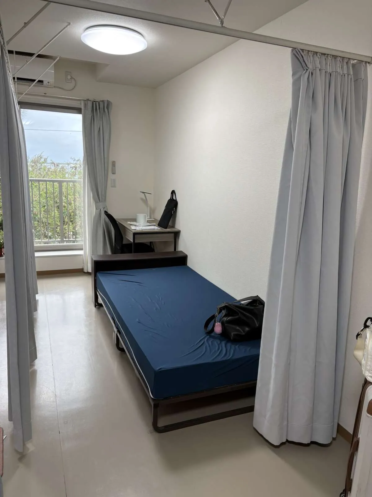 お部屋をカーテンで区切ったタイプの個室でございます。