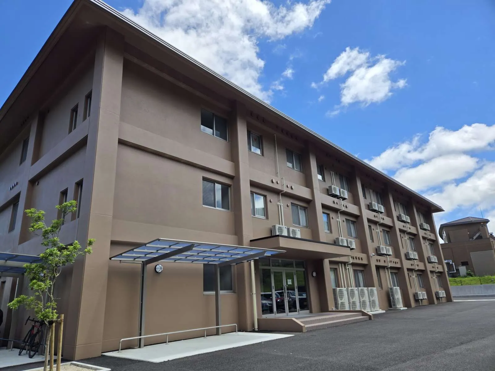 １R個室寮の外観です！とても綺麗な施設です！
