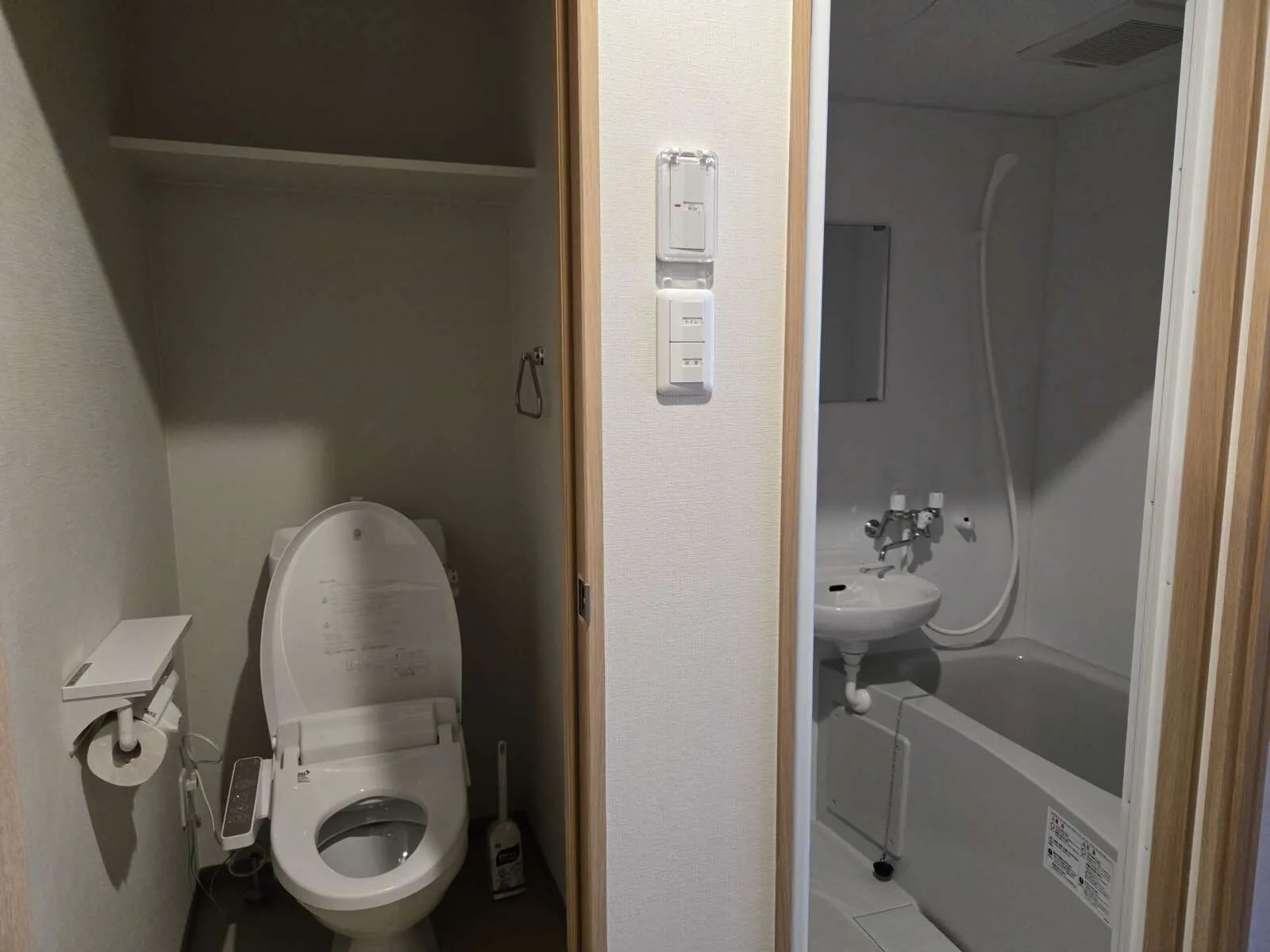 １R個室寮内には、シャワーとトイレが別々にございます！