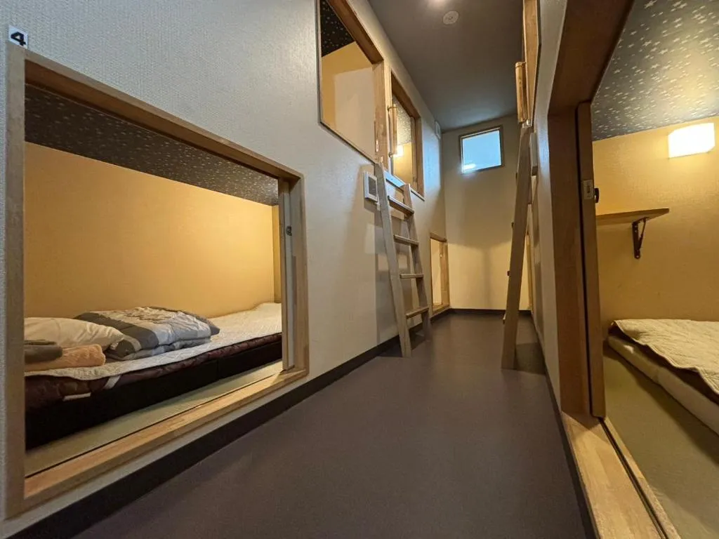 「入寮先例：個室寮」Guest house cocode．　カプセルホテルタイプの入寮先となります。