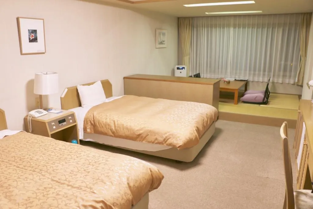 【寮イメージ】旧客室寮　※写真は現在の客室ですが、実際の寮は現在使用されていない古い客室になります。