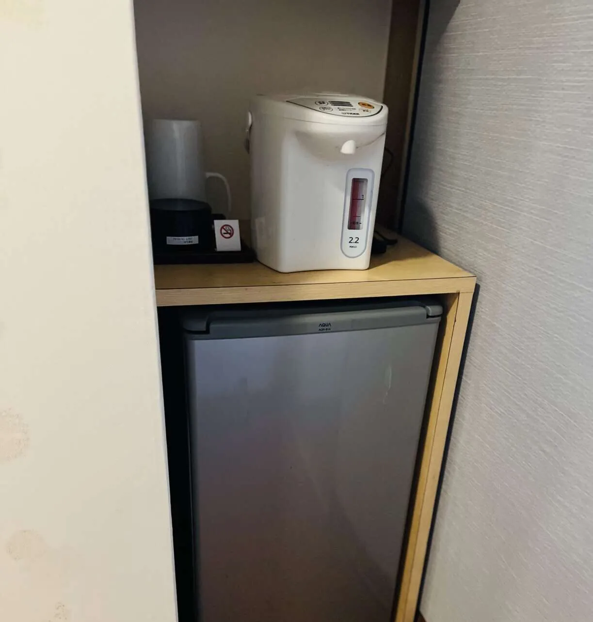 お部屋に冷蔵庫とポット