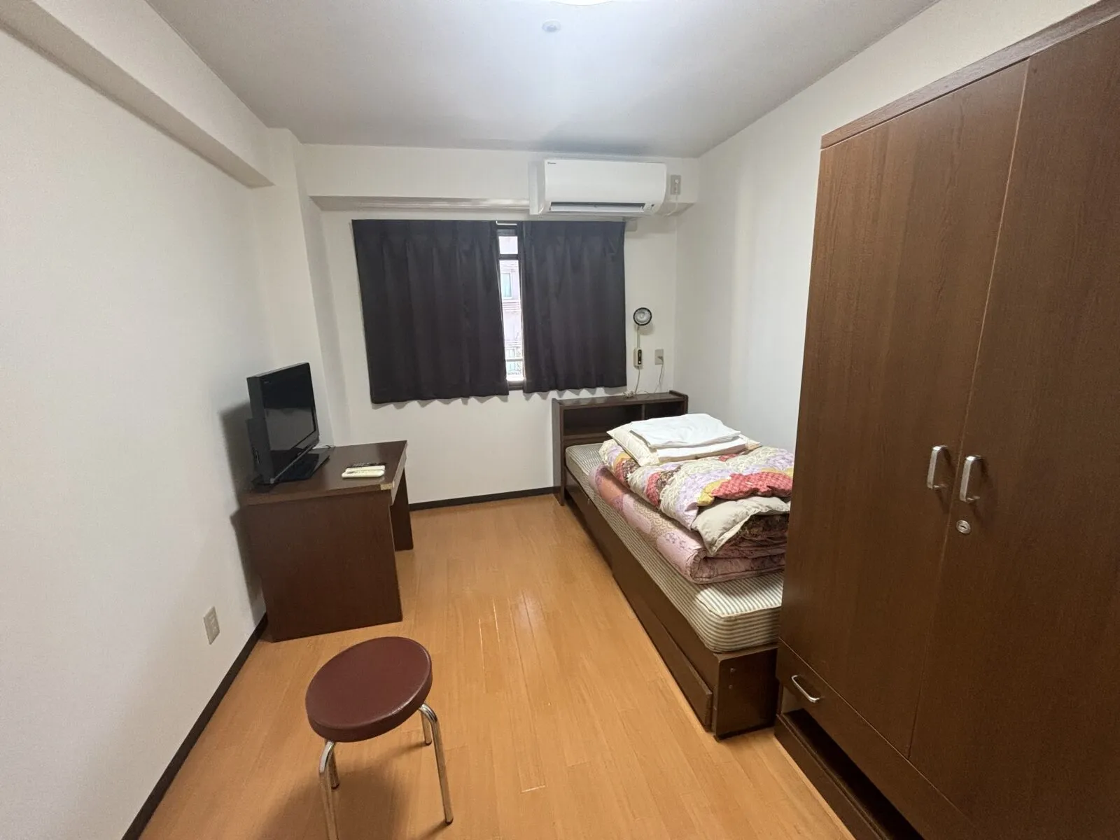 「男性寮：部屋内」男女共に個室にてご案内いたします。