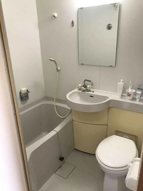 1R個室なのでお風呂とトイレも一緒です。