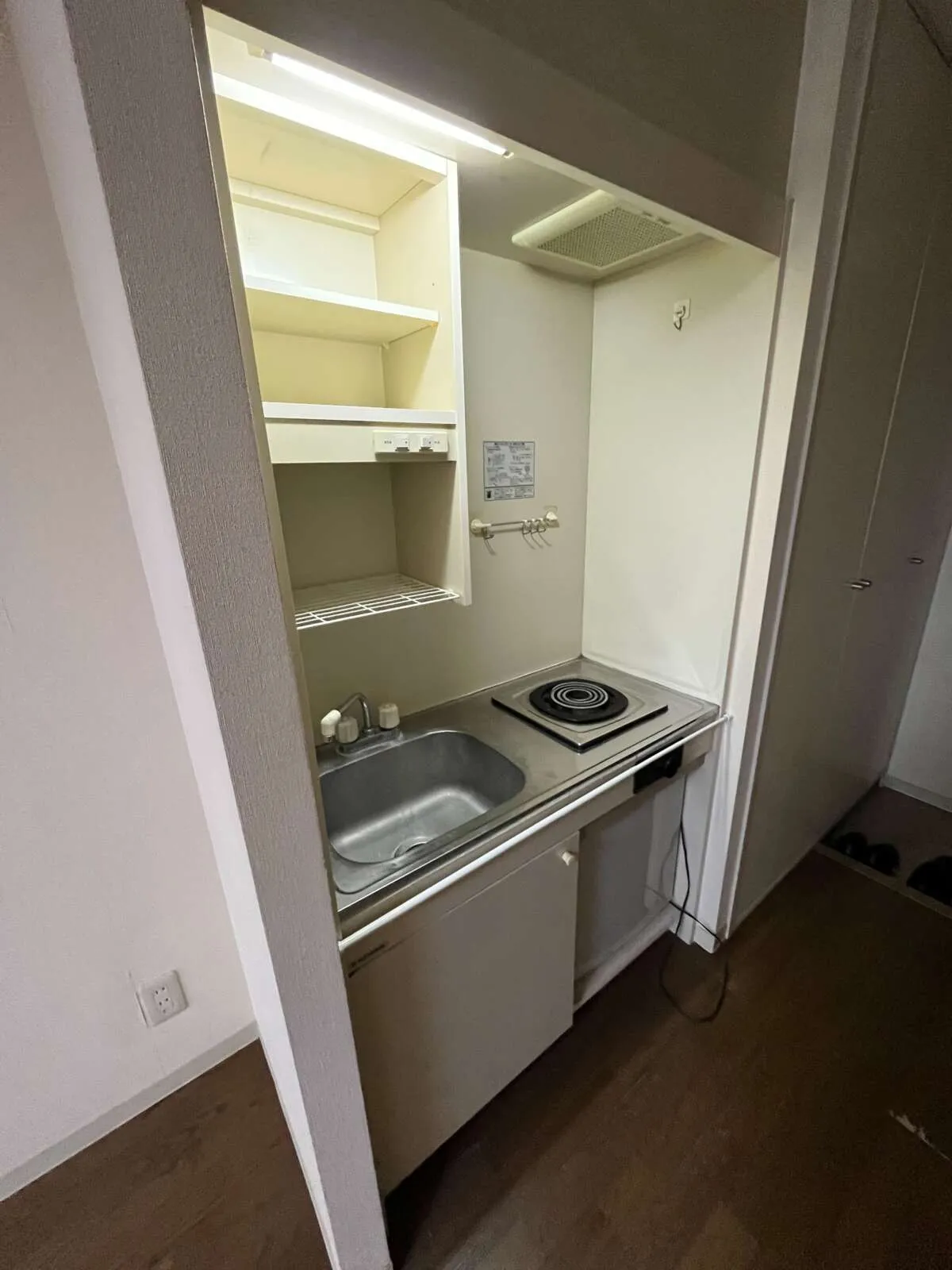 ミニキッチンや収納付き