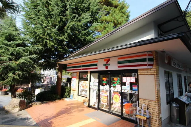 徒歩圏内のコンビニ