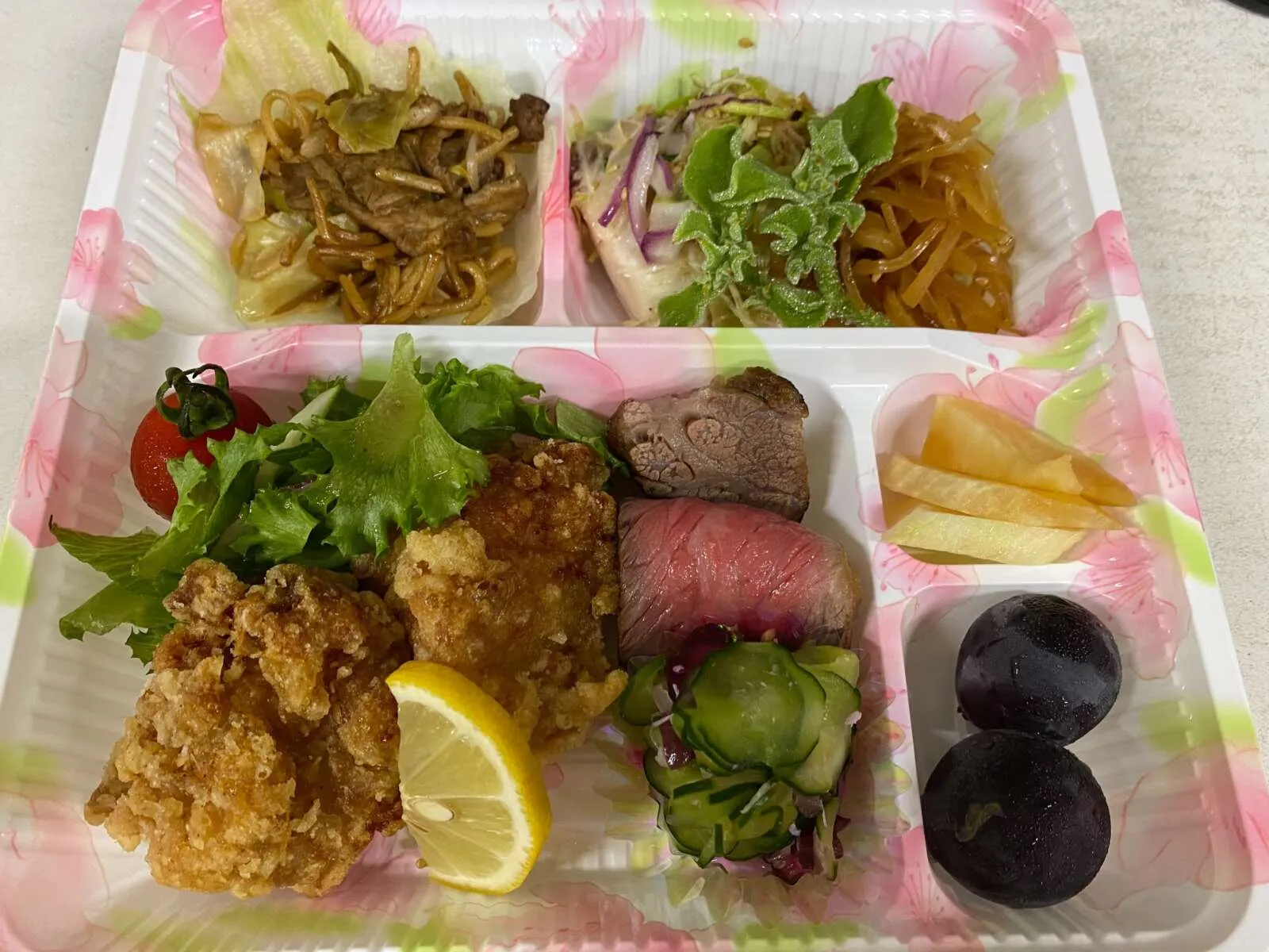 【賄い1】板場の方が作ってくださる賄い弁当です。とっても美味しいですよ！
