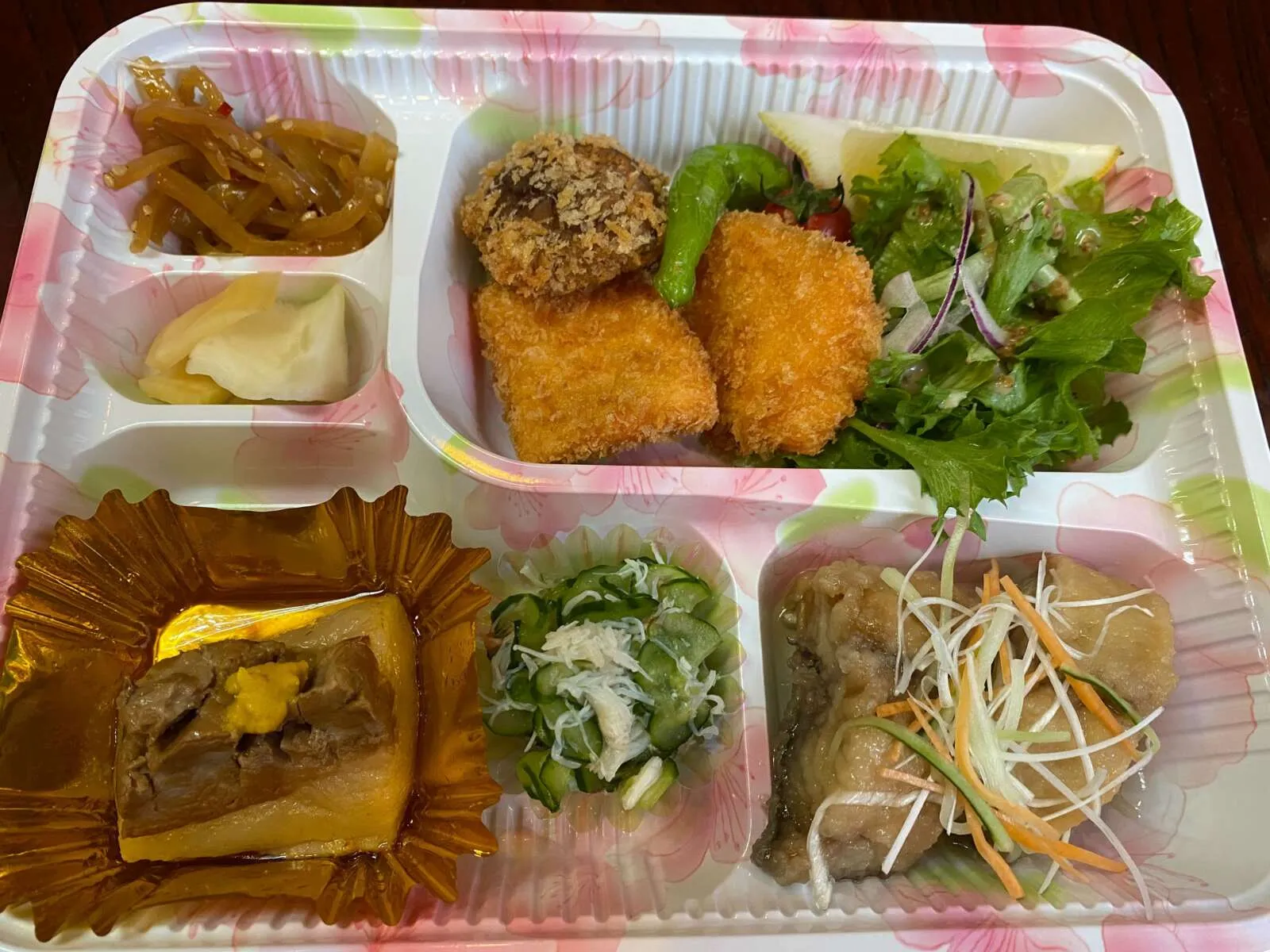 【賄い2】板場の方が作ってくださる賄い弁当です。とっても美味しいですよ！