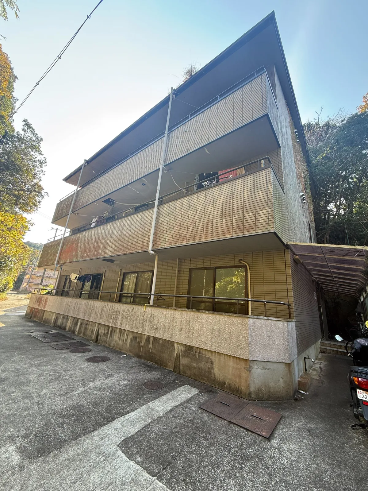【男性寮外観】築年数は立っておりますが、部屋内は改装されております