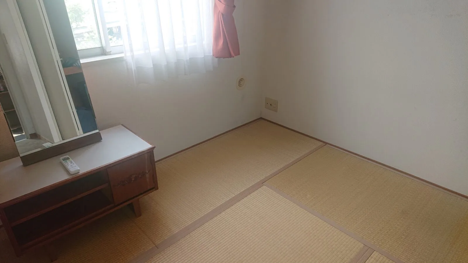 寮のお部屋内