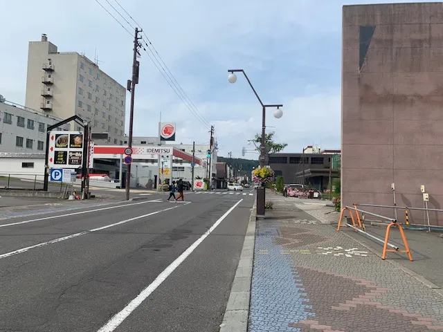 ホテル目の前の通り　飲食店等もございます。