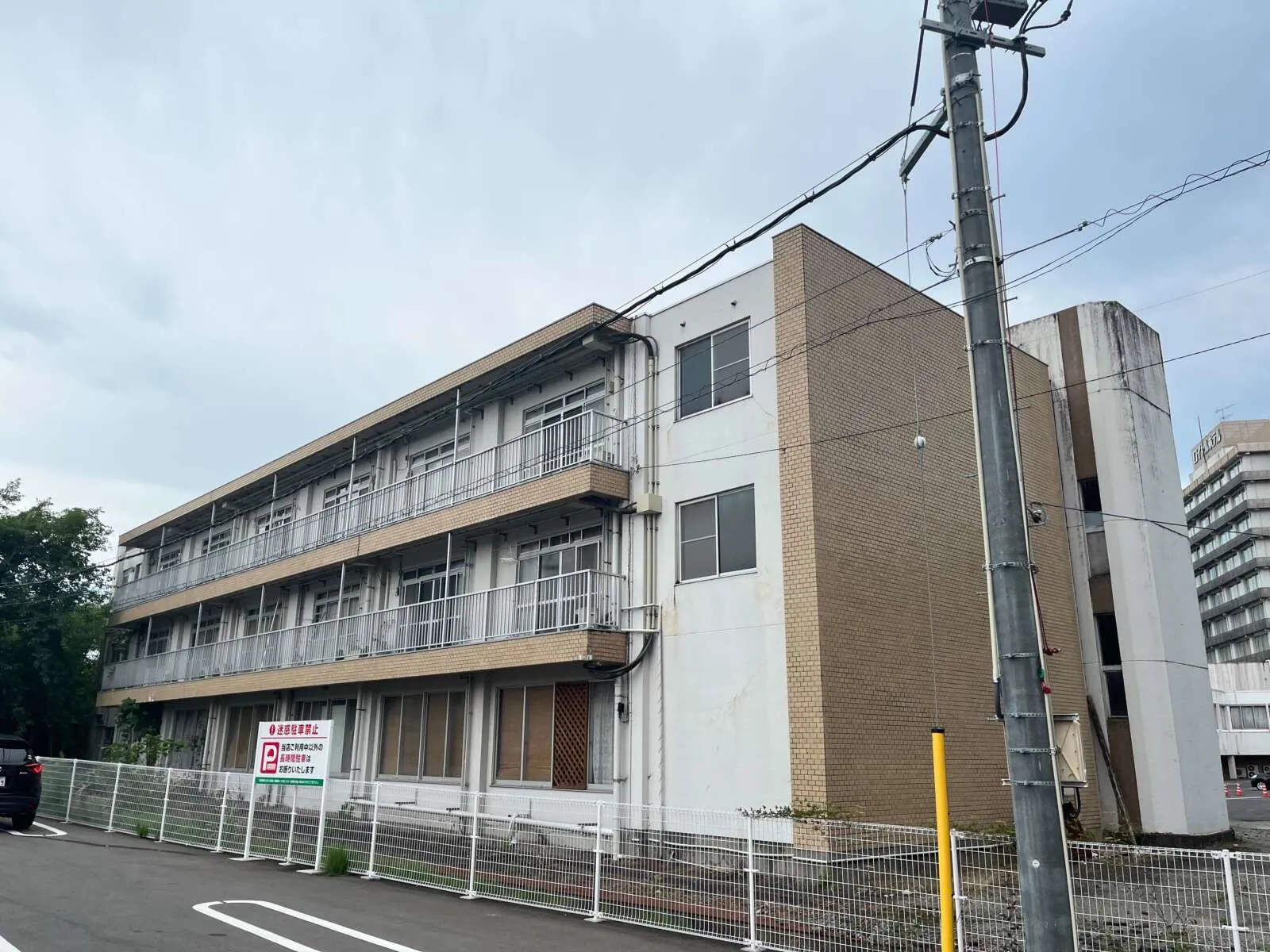 寮の外観（コンビニが真横にあります）
