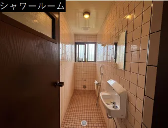 「寮内：共同シャワールーム」