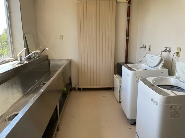 寮内観（共同、洗濯機・洗面台）
