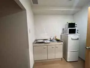 各部屋内には冷蔵庫、電子レンジ、キッチン、トイレも完備。