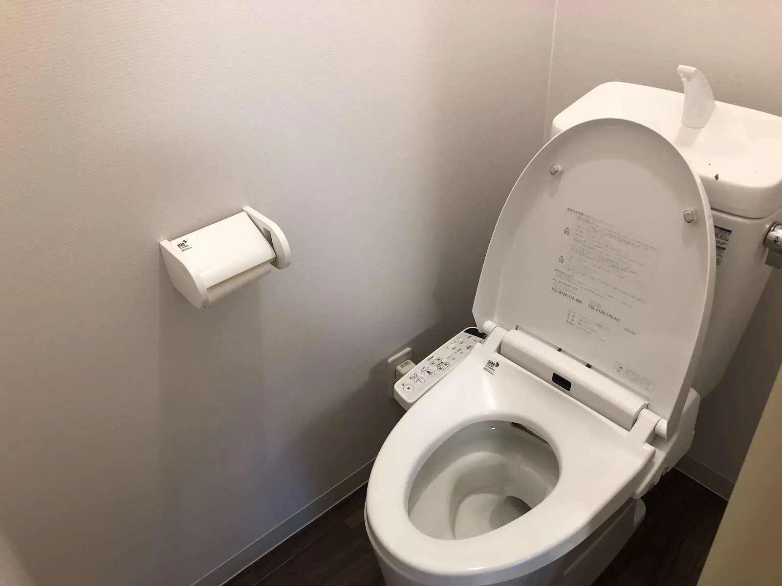 女性寮のトイレは個室内にあります。