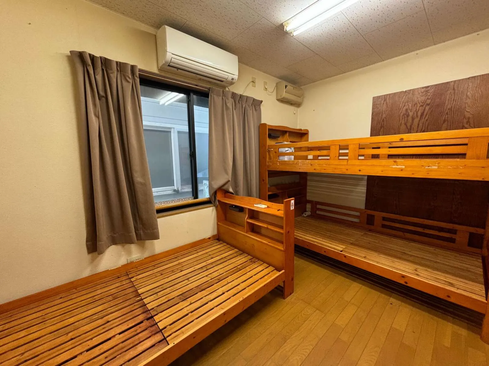 男性寮：部屋内①