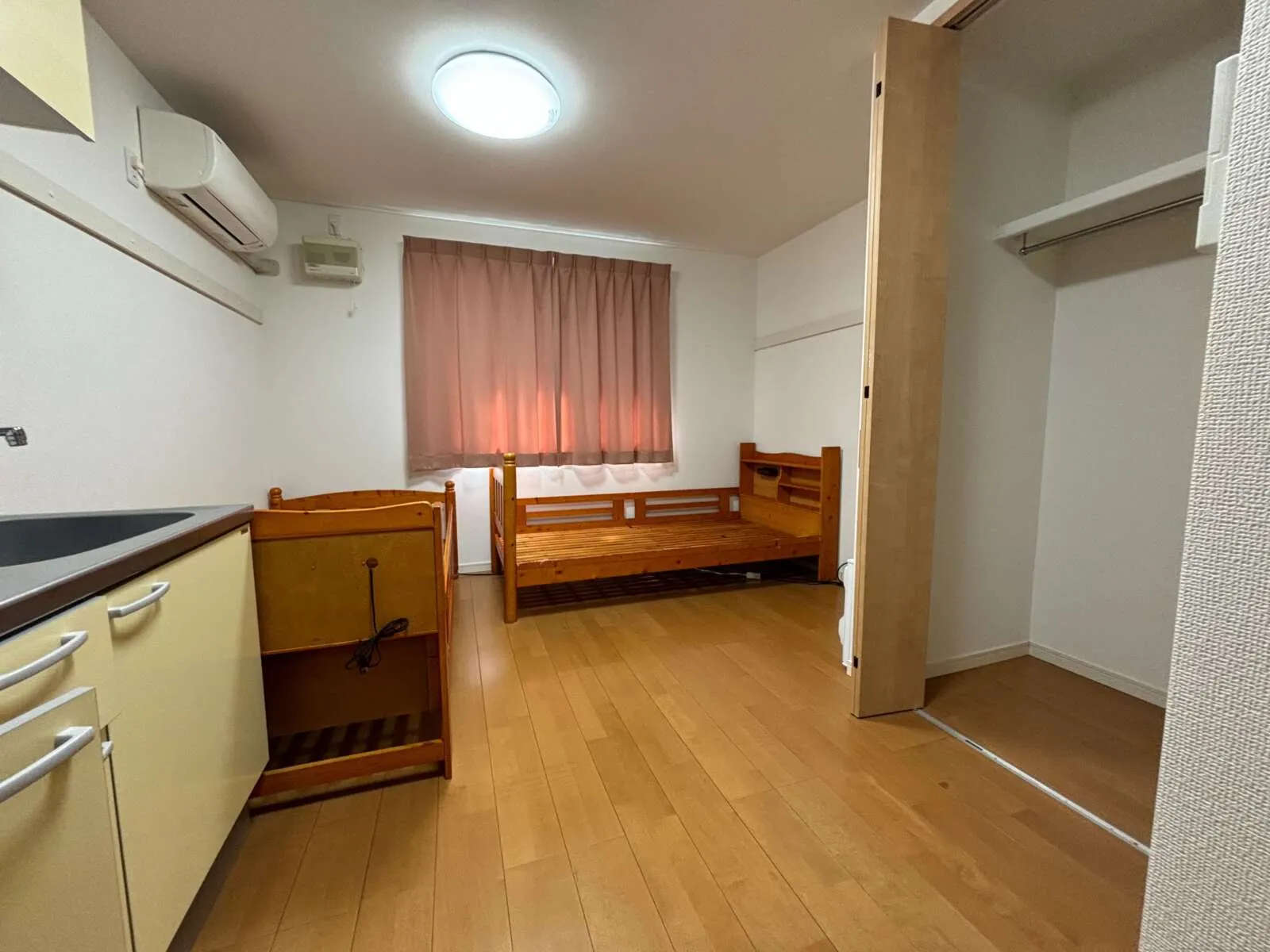 女性寮：お部屋内