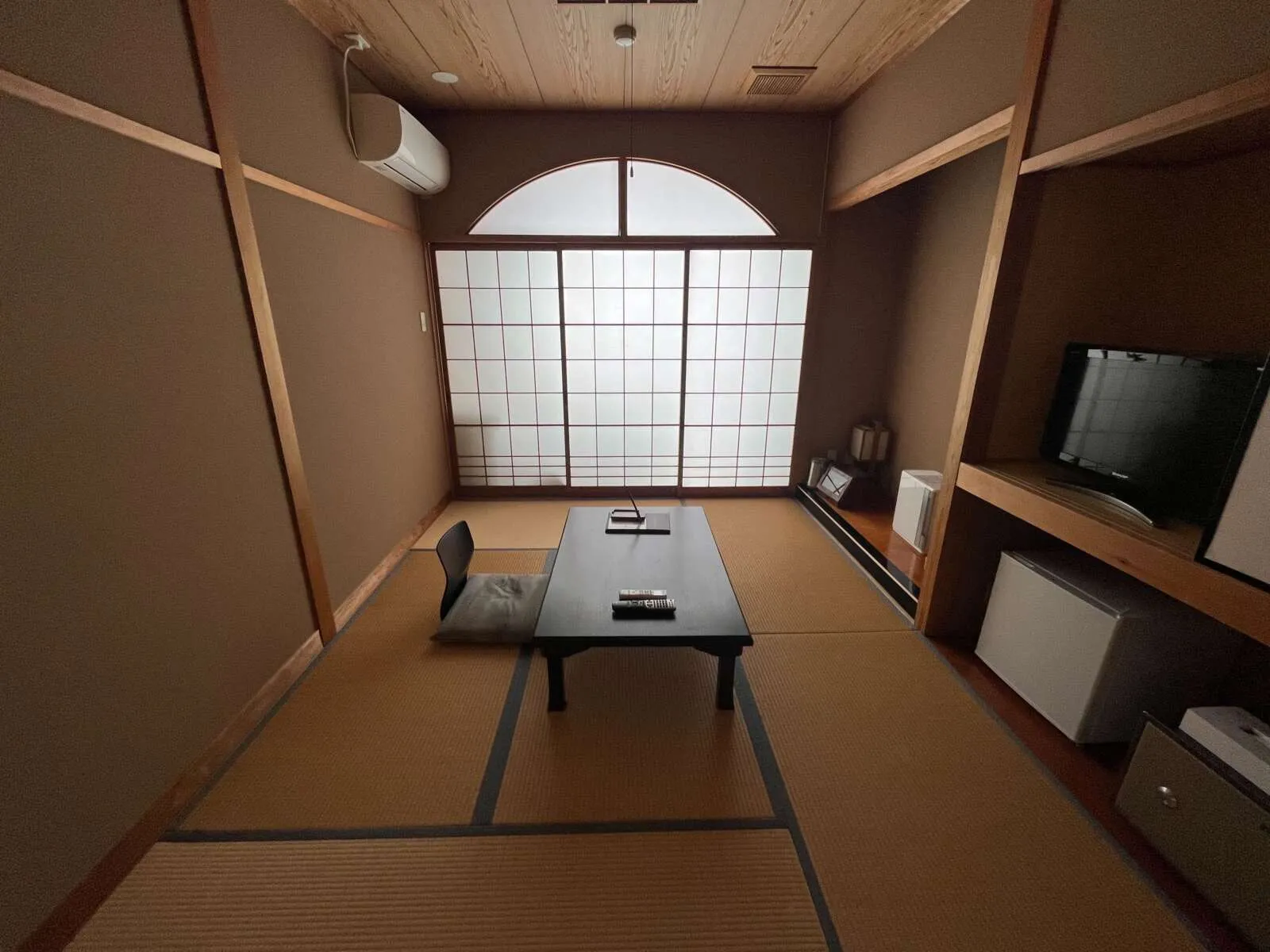 女性寮部屋内：②