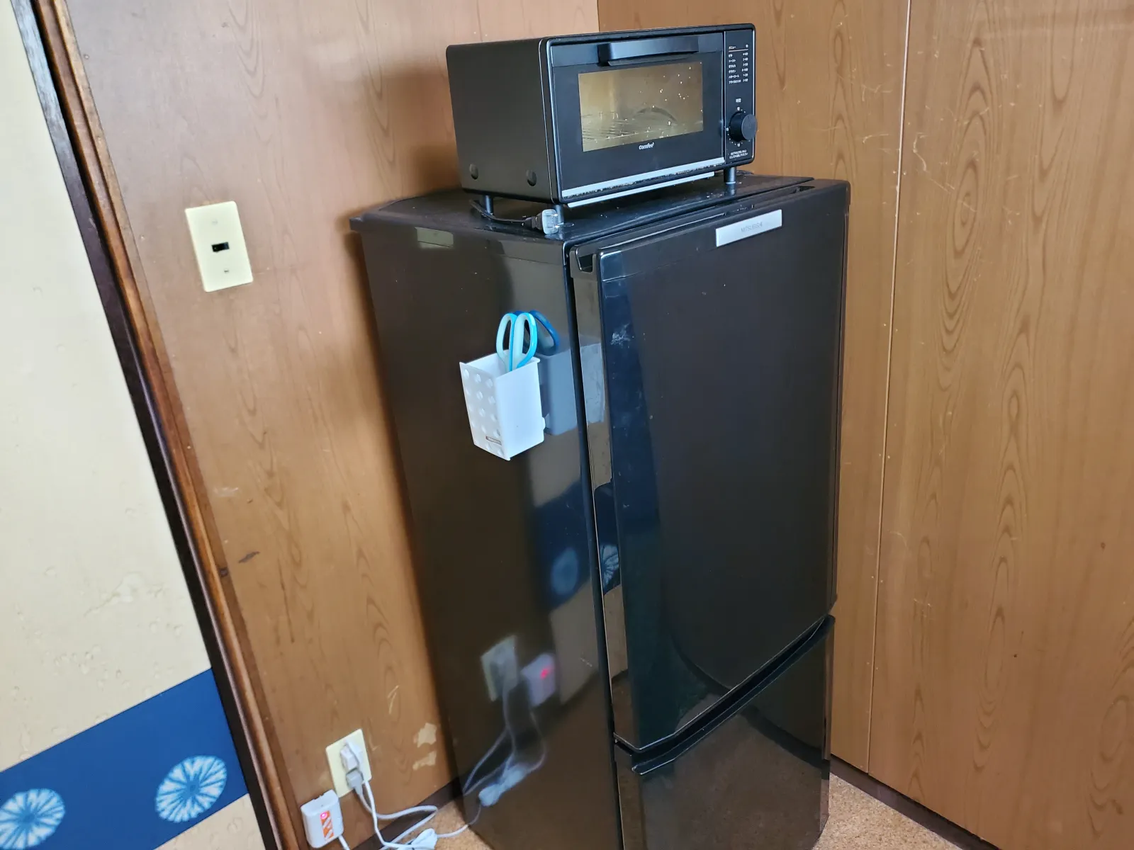 冷凍庫付きの冷蔵庫完備