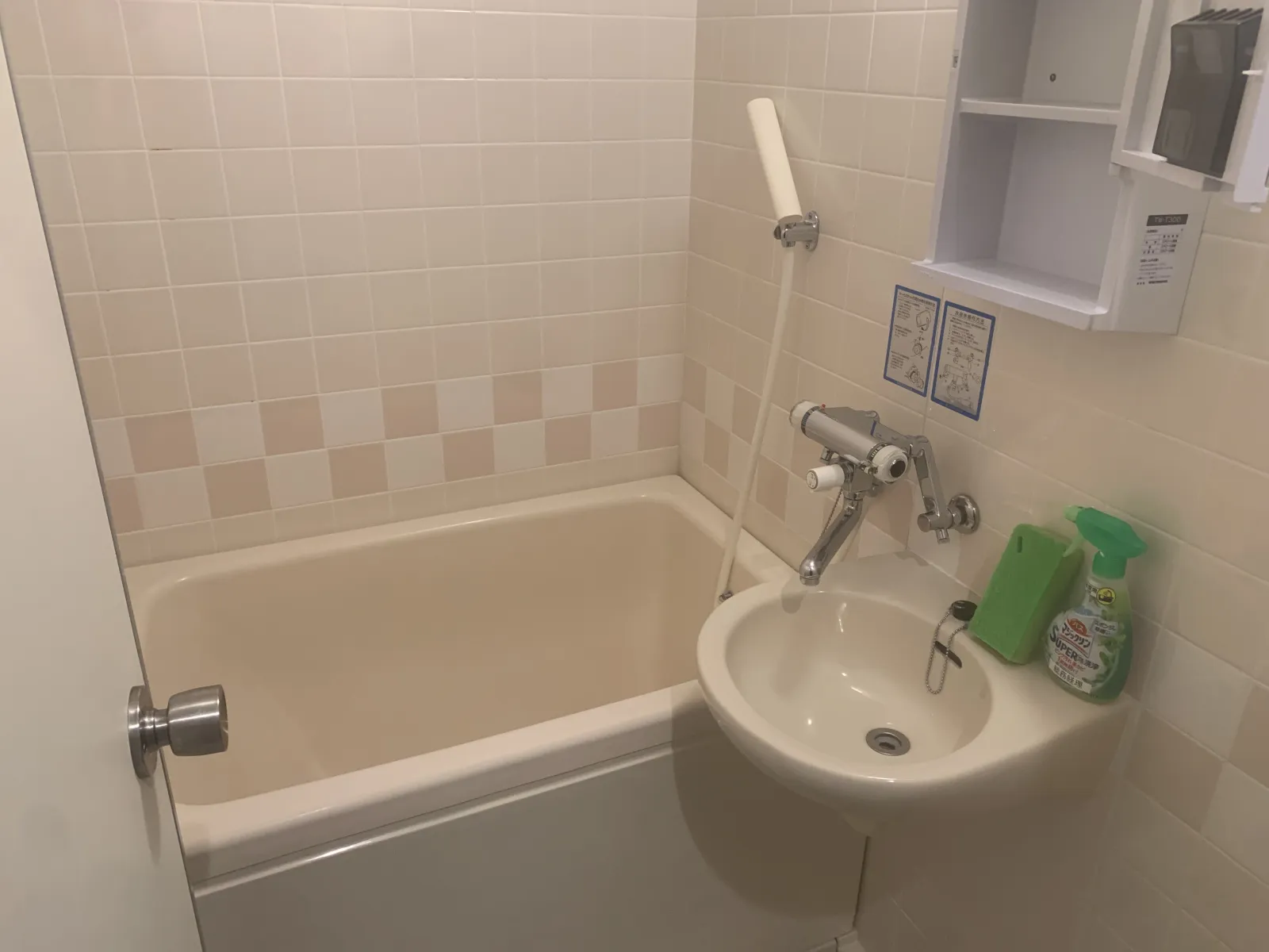部屋内にもシャワー付き。