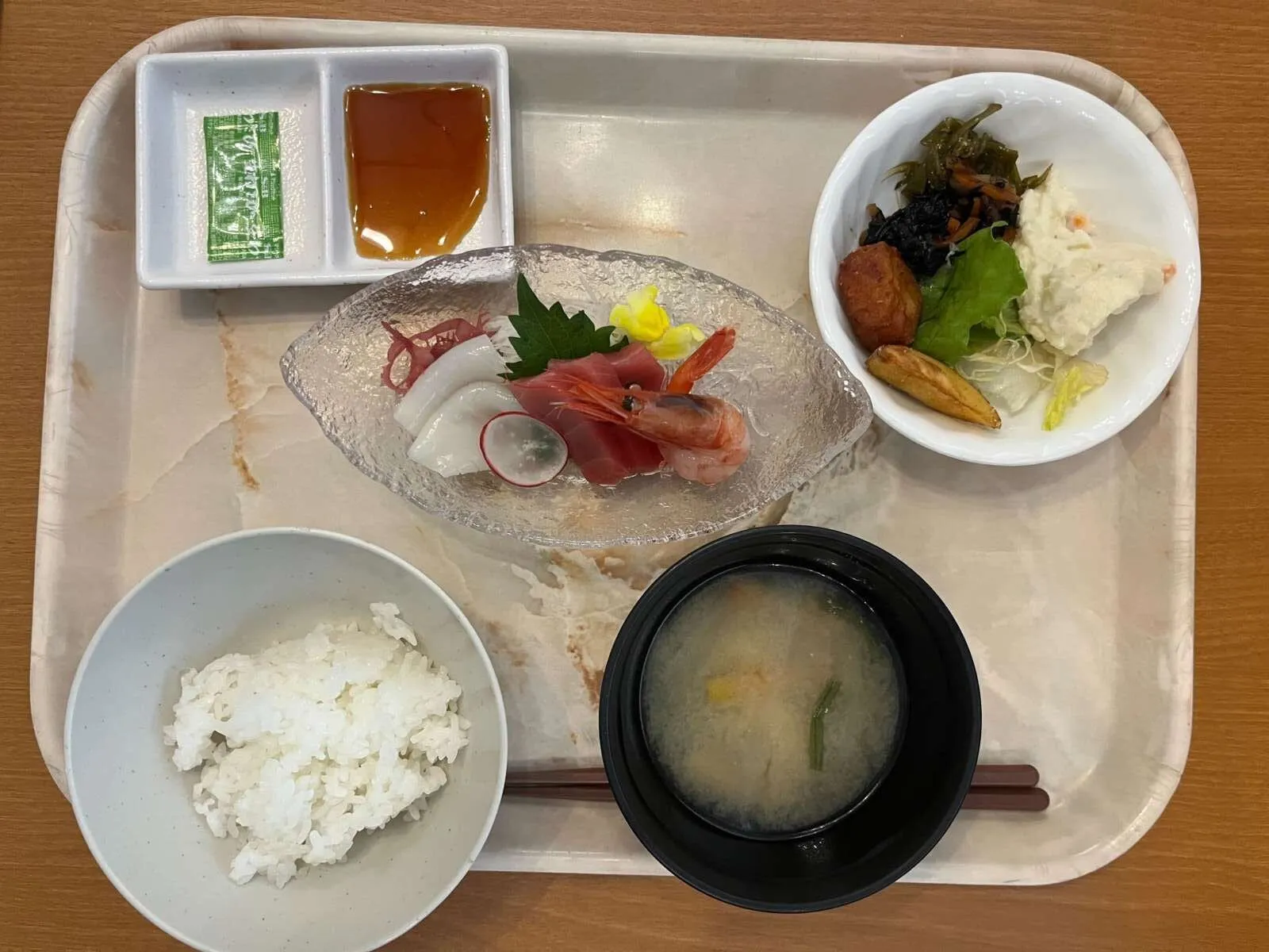 食事の一例。メイン以外は副菜も含めて食べ放題です。