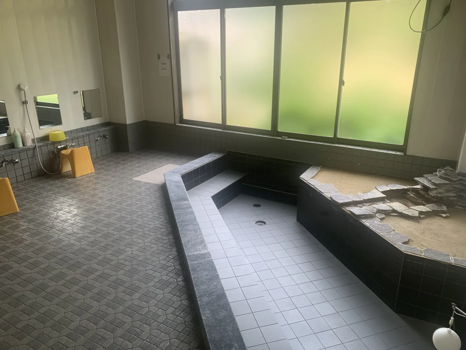 寮内の浴場も利用OK。