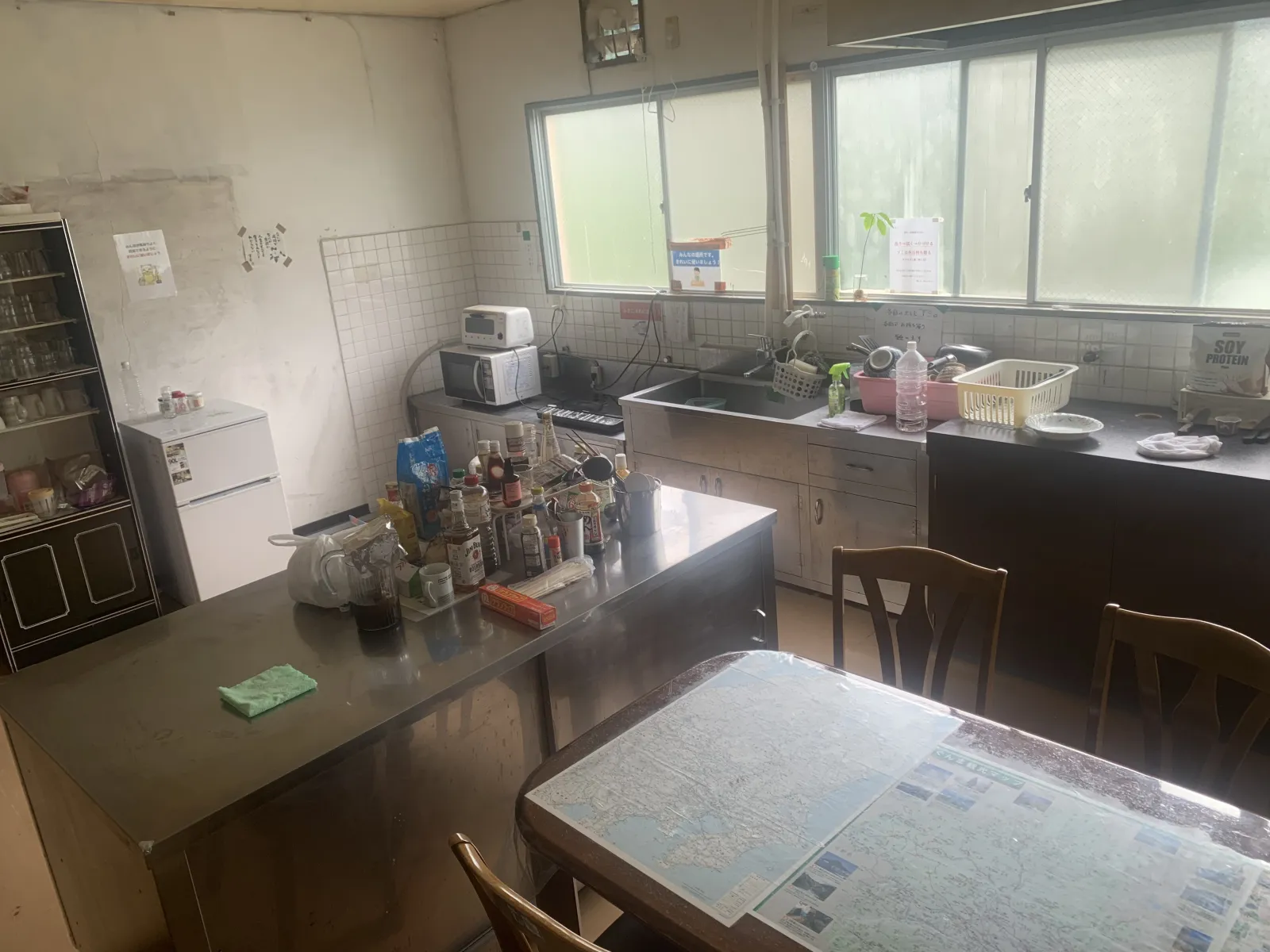 広々とした共同キッチン。備品も一通り揃っています。