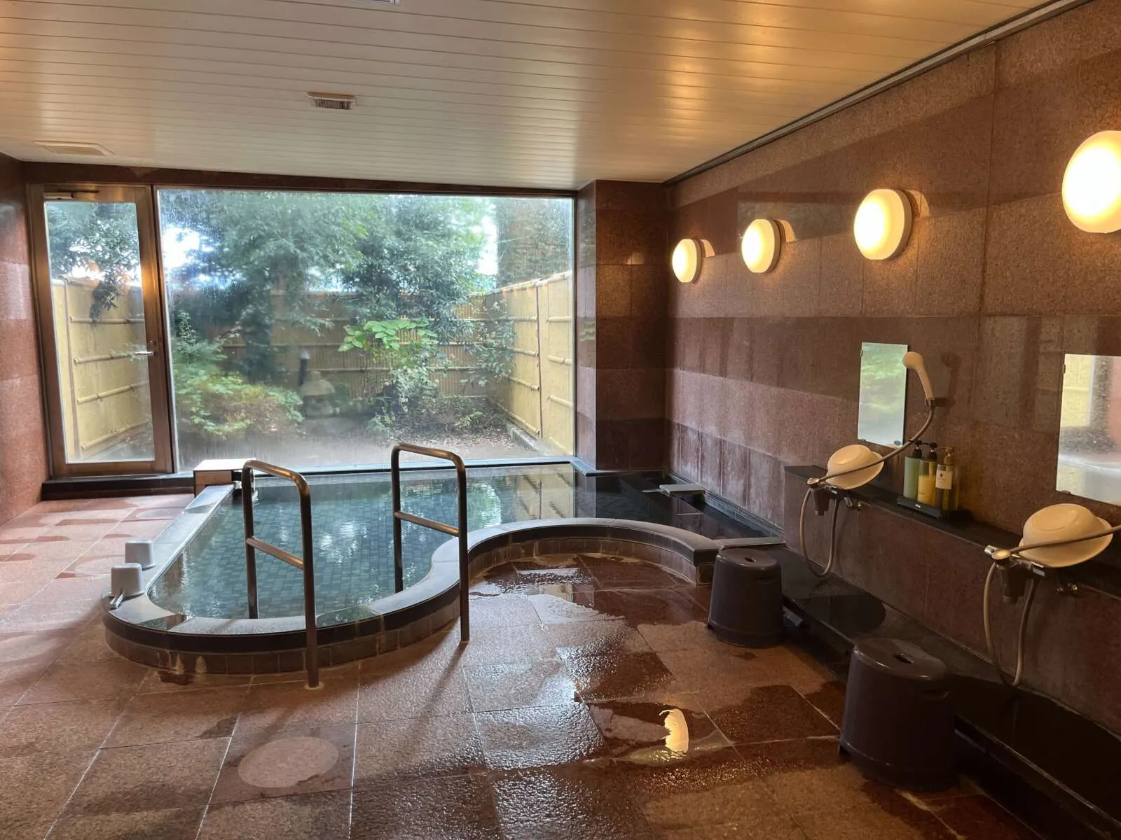 女性寮：共同温泉