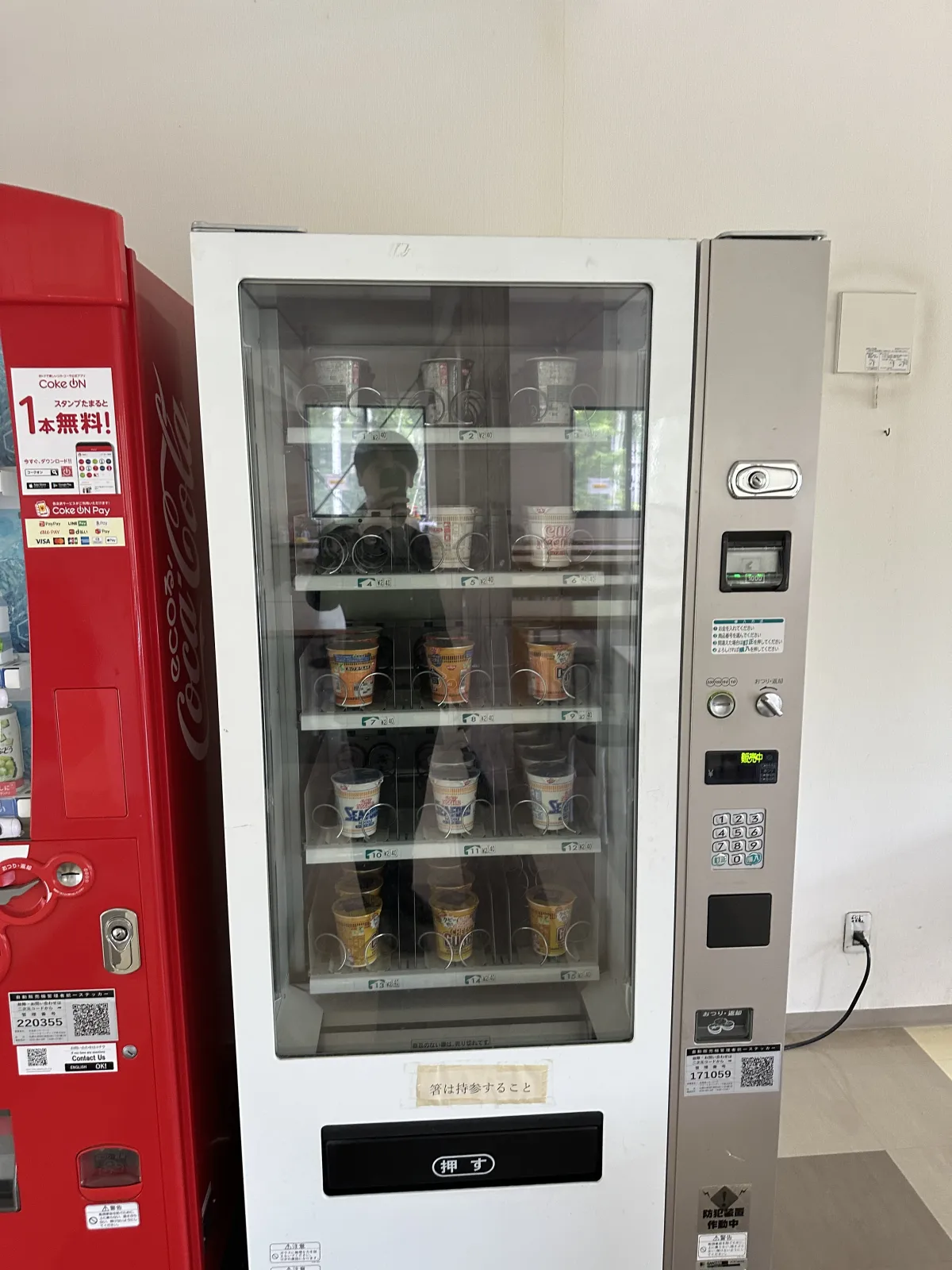 カップ麺やパンの自販機もあります！