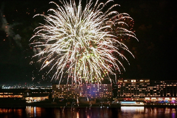 夜空に輝く三日月花火