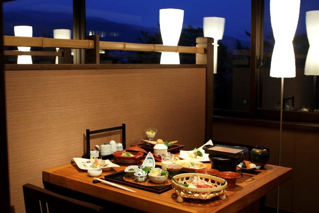 『夕食例』お食事処でのお料理提供をお願い致します。