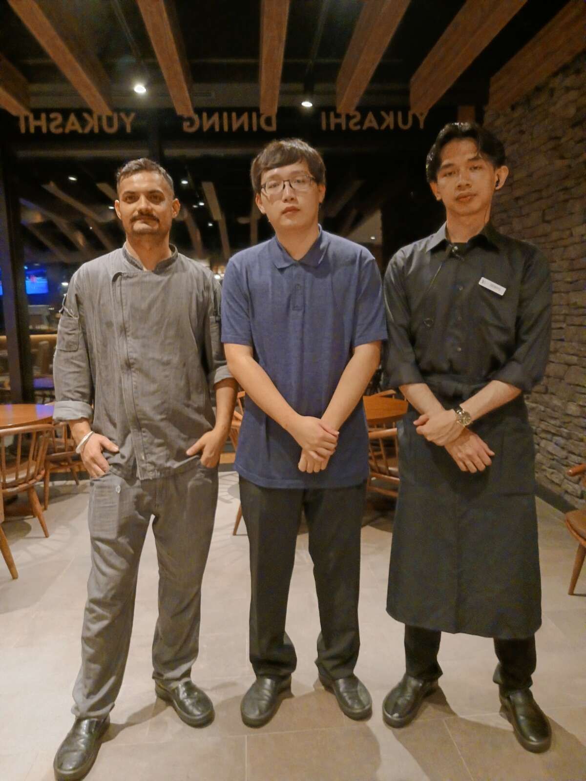 左：キッチン　中央：スチュワード　右：レストランサービス