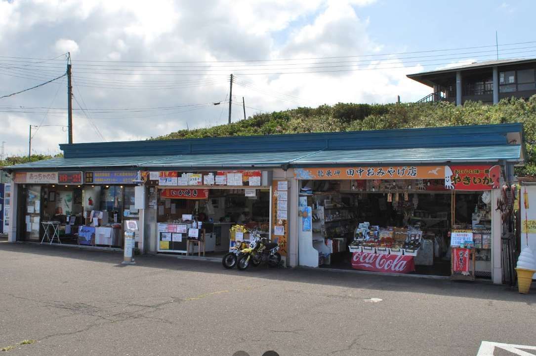 近くのおみやげ店にはイカ焼きなどが販売されています！