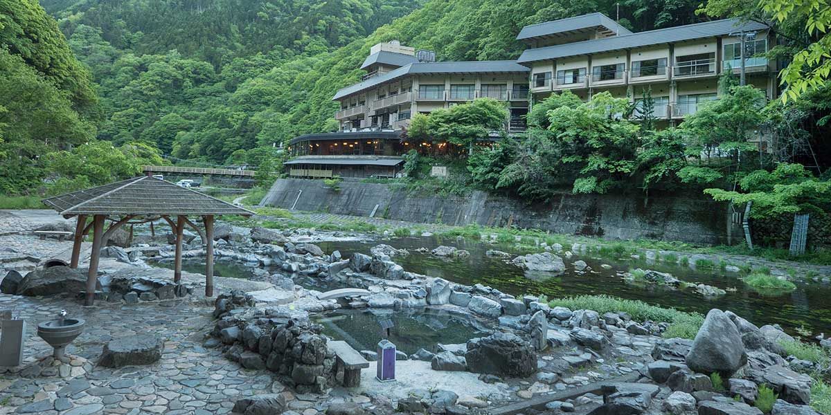 目の前には24時間いつでも無料で利用可能な砂湯もございます。