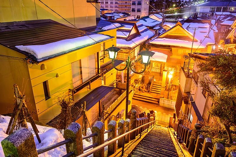 夜の温泉街は昼間とはひと味違った幻想的な雰囲気に包まれます